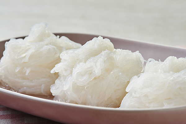 포토 JPG 스튜디오촬영 접시 다이어트 식재료 회색배경 실내 근접촬영 사람없음 채식 건강식 저칼로리 베지푸드 비건 곤약면 비건음식 국내포토 식기 음식 뷰포인트 백그라운드 건강 내부 회색 곤약 채식주의자 파일형식