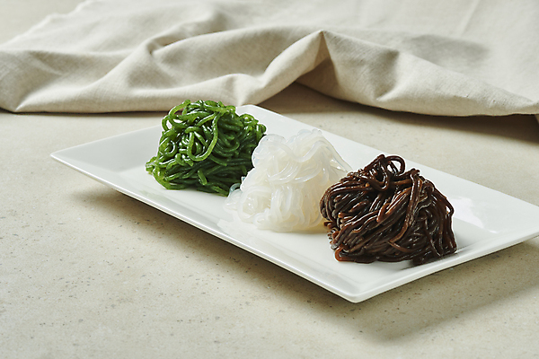 포토 JPG 스튜디오촬영 접시 다이어트 식재료 회색배경 실내 사람없음 다양 천 채식 건강식 곤약 저칼로리 베지푸드 비건 곤약면 파래곤약면 해초곤약면 비건음식 국내포토 식기 음식 다수 백그라운드 건강 내부 회색 직물 채식주의자 파일형식