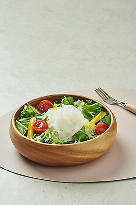 포토 JPG 스튜디오촬영 포크 다이어트 방울토마토 회색배경 실내 사람없음 샐러드 담기 채식 건강식 나무그릇 저칼로리 테이블매트 베지푸드 비건 곤약면 비건음식 국내포토 그릇 식기 음식 백그라운드 토마토 모션 건강 내부 목재 회색 식탁보 곤약 채식주의자 파일형식