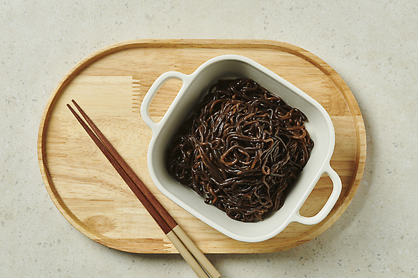 포토 JPG 스튜디오촬영 그릇 다이어트 식재료 젓가락 회색배경 실내 사람없음 하이앵글 담기 채식 건강식 나무쟁반 저칼로리 베지푸드 비건 해초곤약면 비건음식 국내포토 식기 음식 뷰포인트 백그라운드 모션 쟁반 수저 건강 내부 목재 회색 채식주의자 파일형식 곤약면