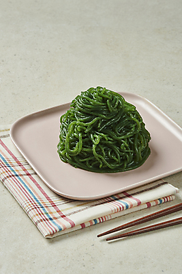 포토 JPG 스튜디오촬영 접시 다이어트 식재료 젓가락 회색배경 실내 사람없음 식탁보 채식 건강식 저칼로리 베지푸드 비건 파래곤약면 비건음식 국내포토 식기 음식 백그라운드 수저 건강 내부 회색 채식주의자 파일형식 곤약면