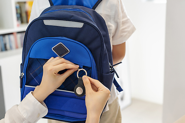 포토 JPG 남자 어린이 책가방 실내 스마트라이프 한명 소년 상반신 뒷모습 신체부위 스마트기기 한국인 잡기 안심 블루투스 위치추적 정보기기 웨어러블 소년한명만 4차산업 스마트태그 국내포토 모자관계 1 라이프스타일 산업 아들 뷰포인트 가방 가족 모션 엄마 육류 사람 동양인 내부 전자제품 기계 추적 남자한명만 소년만 파일형식