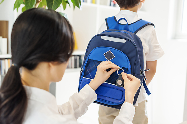 포토 JPG 여자 남자 어린이 책가방 실내 스마트라이프 소년 상반신 성인 두명 뒷모습 30대 스마트기기 한국인 잡기 안심 블루투스 위치추적 정보기기 웨어러블 4차산업 스마트태그 국내포토 모자관계 라이프스타일 산업 아들 뷰포인트 가방 가족 모션 엄마 육류 사람 동양인 내부 장년 전자제품 기계 추적 파일형식