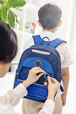 포토 JPG 여자 남자 어린이 책가방 실내 스마트라이프 소년 상반신 성인 두명 뒷모습 아웃포커스 30대 스마트기기 한국인 잡기 안심 블루투스 위치추적 정보기기 웨어러블 4차산업 스마트태그 국내포토 모자관계 라이프스타일 산업 아들 뷰포인트 가방 가족 모션 엄마 촬영기법 육류 사람 동양인 내부 장년 전자제품 기계 추적 파일형식