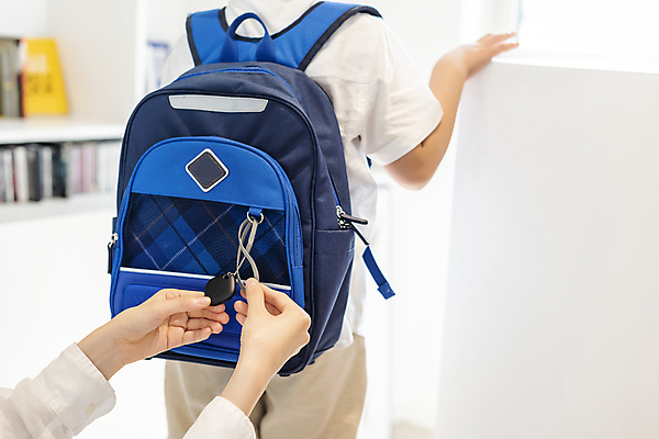 포토 JPG 손 남자 어린이 책가방 실내 스마트라이프 한명 소년 상반신 뒷모습 아웃포커스 신체부위 스마트기기 한국인 잡기 안심 블루투스 위치추적 정보기기 웨어러블 소년한명만 4차산업 스마트태그 국내포토 모자관계 1 라이프스타일 산업 아들 뷰포인트 가방 가족 모션 엄마 촬영기법 육류 사람 동양인 내부 전자제품 기계 추적 남자한명만 소년만 파일형식