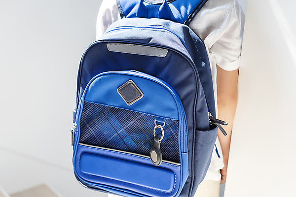 포토 JPG 남자 아들 어린이 책가방 실내 스마트라이프 한명 서기 소년 상반신 뒷모습 스마트기기 한국인 등교 안심 블루투스 위치추적 정보기기 웨어러블 소년한명만 4차산업 스마트태그 국내포토 1 라이프스타일 산업 뷰포인트 가방 가족 모션 육류 사람 동양인 내부 전자제품 기계 등하교 추적 남자한명만 소년만 파일형식