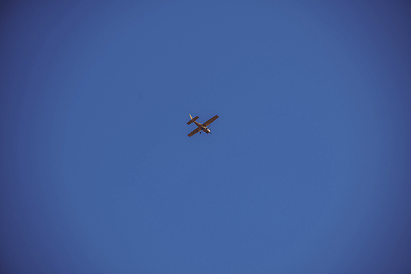 포토 JPG 주간 로우앵글 하늘 사람없음 야외 가을풍경 가을 경비행기 경기도 인천 국내포토 자연요소 계절 뷰포인트 비행기 한국 풍경 파일형식 가을_계절