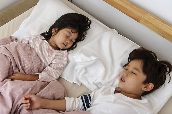 포토 JPG 여자 남자 딸 행복 어린이라이프 아들 어린이 베개 실내 남매 소녀 소년 상반신 두명 일상 앞모습 눕기 눈감음 화목 이불 한국인 침대 잠 가족라이프 여동생 덮기 오빠 어린이만 국내포토 라이프스타일 감정 뷰포인트 가구 컨셉 가족 침구 모션 사람 동양인 내부 라이프 동생 파일형식