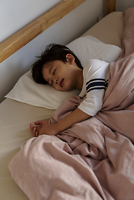 포토 JPG 남자 행복 어린이라이프 아들 어린이 베개 실내 한명 소년 상반신 일상 옆모습 눕기 눈감음 이불 한국인 침대 잠 가족라이프 덮기 소년한명만 국내포토 1 라이프스타일 감정 뷰포인트 가구 가족 침구 모션 사람 동양인 내부 라이프 남자한명만 소년만 파일형식