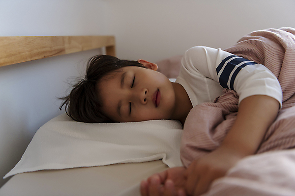 포토 JPG 남자 행복 어린이라이프 아들 어린이 베개 실내 한명 소년 상반신 일상 옆모습 눕기 눈감음 이불 한국인 침대 잠 가족라이프 덮기 소년한명만 국내포토 1 라이프스타일 감정 뷰포인트 가구 가족 침구 모션 사람 동양인 내부 라이프 남자한명만 소년만 파일형식