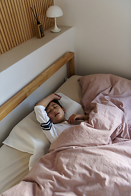 포토 JPG 남자 행복 어린이라이프 아들 어린이 베개 실내 한명 소년 상반신 일상 앞모습 눕기 손들기 눈감음 이불 한국인 침대 스탠드 잠 가족라이프 덮기 소년한명만 국내포토 1 라이프스타일 감정 뷰포인트 가구 가족 침구 모션 조명 사람 동양인 내부 라이프 남자한명만 소년만 파일형식