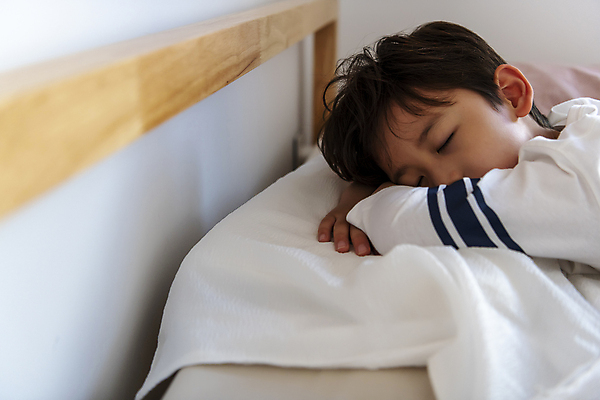 포토 JPG 남자 행복 어린이라이프 아들 어린이 엎드리기 베개 실내 한명 소년 상반신 일상 옆모습 눕기 눈감음 한국인 침대 잠 가족라이프 소년한명만 국내포토 1 라이프스타일 감정 뷰포인트 가구 가족 침구 모션 사람 동양인 내부 라이프 남자한명만 소년만 파일형식