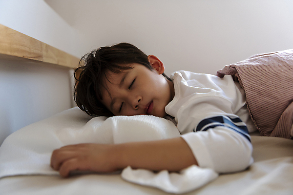 포토 JPG 남자 행복 어린이라이프 아들 어린이 엎드리기 베개 실내 한명 소년 상반신 일상 옆모습 눕기 눈감음 이불 한국인 침대 잠 가족라이프 덮기 소년한명만 국내포토 1 라이프스타일 감정 뷰포인트 가구 가족 침구 모션 사람 동양인 내부 라이프 남자한명만 소년만 파일형식