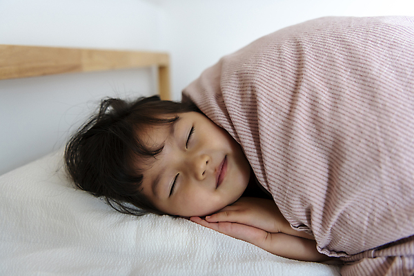 포토 JPG 여자 딸 행복 어린이라이프 어린이 베개 실내 한명 소녀 상반신 일상 옆모습 눕기 눈감음 기댐 이불 한국인 침대 잠 가족라이프 덮기 소녀한명만 국내포토 1 라이프스타일 감정 뷰포인트 가구 가족 침구 모션 사람 동양인 내부 라이프 여자한명만 소녀만 파일형식
