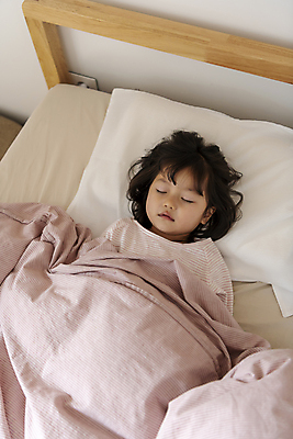 포토 JPG 여자 딸 행복 어린이라이프 어린이 베개 실내 한명 소녀 상반신 일상 앞모습 눕기 눈감음 이불 한국인 침대 잠 가족라이프 덮기 소녀한명만 국내포토 1 라이프스타일 감정 뷰포인트 가구 가족 침구 모션 사람 동양인 내부 라이프 여자한명만 소녀만 파일형식