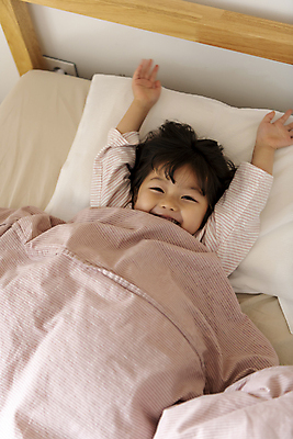 포토 JPG 응시 여자 딸 행복 어린이라이프 어린이 베개 실내 한명 미소 소녀 상반신 일상 앞모습 눕기 만세 이불 한국인 기상 침대 가족라이프 기지개 덮기 소녀한명만 국내포토 1 라이프스타일 시선 감정 뷰포인트 가구 가족 침구 모션 표정 사람 동양인 내부 라이프 여자한명만 소녀만 파일형식