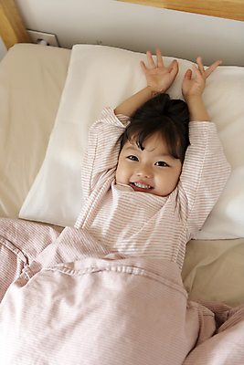 포토 JPG 응시 여자 딸 행복 어린이라이프 어린이 베개 실내 한명 미소 소녀 상반신 일상 앞모습 눕기 만세 이불 한국인 기상 침대 가족라이프 기지개 덮기 소녀한명만 국내포토 1 라이프스타일 시선 감정 뷰포인트 가구 가족 침구 모션 표정 사람 동양인 내부 라이프 여자한명만 소녀만 파일형식