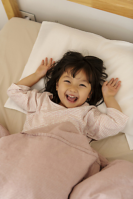 포토 JPG 응시 여자 딸 행복 어린이라이프 어린이 베개 실내 한명 웃음 소녀 상반신 일상 앞모습 눕기 이불 한국인 기상 침대 가족라이프 기지개 덮기 소녀한명만 국내포토 1 라이프스타일 시선 감정 뷰포인트 가구 가족 침구 모션 표정 사람 동양인 내부 라이프 여자한명만 소녀만 파일형식