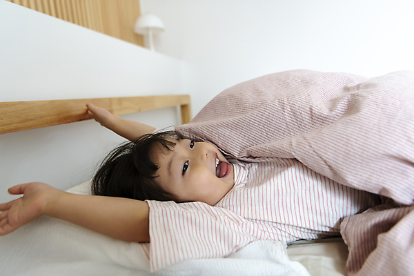 포토 JPG 여자 딸 행복 어린이라이프 어린이 베개 실내 입벌림 한명 소녀 상반신 일상 옆모습 눕기 만세 이불 한국인 기상 침대 가족라이프 기지개 덮기 소녀한명만 국내포토 1 라이프스타일 감정 뷰포인트 가구 가족 침구 모션 표정 사람 동양인 내부 라이프 여자한명만 소녀만 파일형식