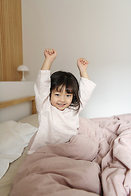 포토 JPG 응시 여자 딸 행복 어린이라이프 어린이 베개 실내 한명 미소 앉기 소녀 상반신 일상 앞모습 만세 이불 한국인 기상 침대 가족라이프 기지개 소녀한명만 국내포토 1 라이프스타일 시선 감정 뷰포인트 가구 가족 침구 모션 표정 사람 동양인 내부 라이프 여자한명만 소녀만 파일형식