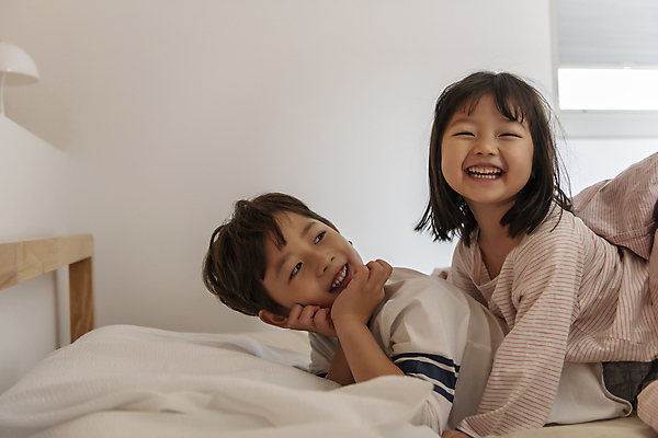 포토 JPG 응시 여자 남자 딸 행복 어린이라이프 아들 어린이 엎드리기 베개 실내 남매 웃음 소녀 소년 상반신 두명 일상 옆모습 턱괴기 화목 한국인 침대 가족라이프 승차 즐거움 여동생 놀기 오빠 어린이만 국내포토 라이프스타일 시선 감정 뷰포인트 가구 컨셉 가족 침구 모션 표정 사람 동양인 내부 라이프 동생 파일형식