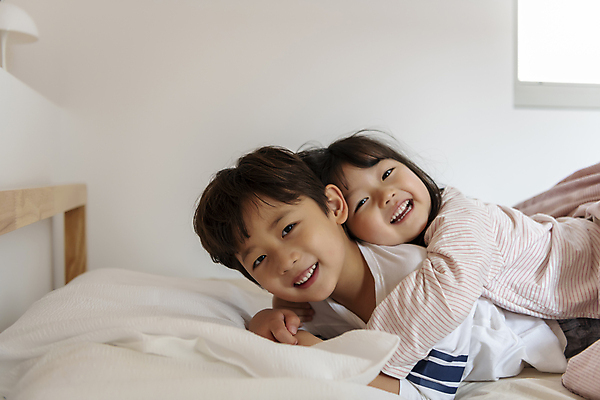 포토 JPG 응시 여자 남자 딸 행복 어린이라이프 아들 어린이 엎드리기 베개 포옹 실내 남매 미소 소녀 소년 상반신 두명 일상 옆모습 화목 한국인 침대 가족라이프 승차 즐거움 여동생 놀기 오빠 어린이만 국내포토 라이프스타일 시선 감정 뷰포인트 가구 컨셉 가족 침구 안기 모션 표정 사람 동양인 내부 라이프 동생 파일형식
