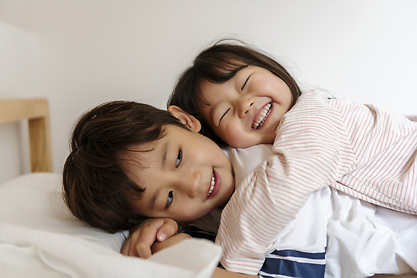 포토 JPG 응시 여자 남자 딸 행복 어린이라이프 아들 어린이 엎드리기 베개 포옹 실내 남매 웃음 소녀 소년 상반신 두명 일상 옆모습 기댐 화목 한국인 가족라이프 승차 즐거움 여동생 놀기 오빠 어린이만 국내포토 라이프스타일 시선 감정 뷰포인트 컨셉 가족 침구 안기 모션 표정 사람 동양인 내부 라이프 동생 파일형식