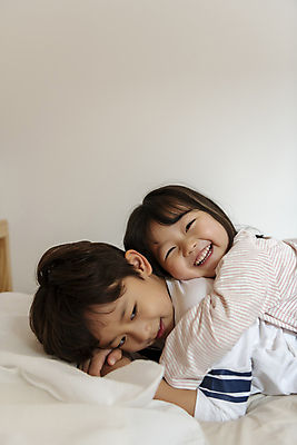 포토 JPG 응시 여자 남자 딸 행복 어린이라이프 아들 어린이 엎드리기 베개 포옹 실내 남매 웃음 소녀 소년 상반신 두명 일상 옆모습 기댐 화목 한국인 침대 가족라이프 승차 즐거움 여동생 놀기 오빠 어린이만 국내포토 라이프스타일 시선 감정 뷰포인트 가구 컨셉 가족 침구 안기 모션 표정 사람 동양인 내부 라이프 동생 파일형식