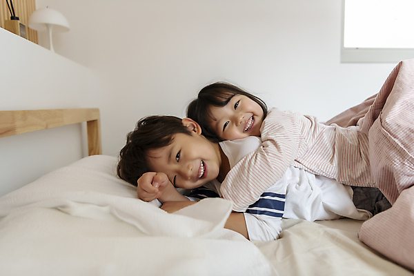 포토 JPG 응시 여자 남자 딸 행복 어린이라이프 아들 어린이 엎드리기 베개 포옹 실내 남매 웃음 소녀 소년 상반신 두명 일상 옆모습 기댐 화목 이불 한국인 침대 가족라이프 승차 즐거움 여동생 놀기 오빠 어린이만 국내포토 라이프스타일 시선 감정 뷰포인트 가구 컨셉 가족 침구 안기 모션 표정 사람 동양인 내부 라이프 동생 파일형식