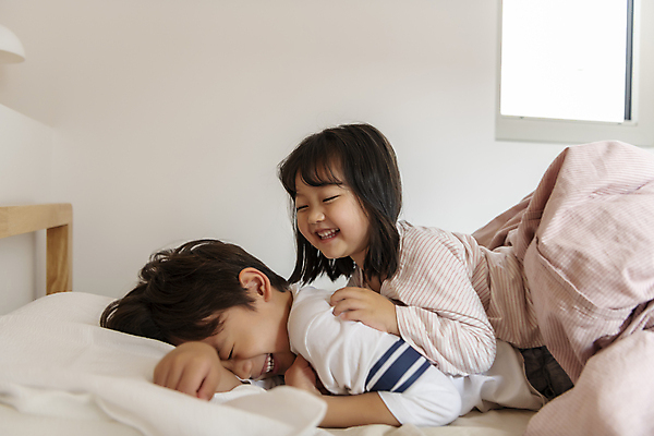 포토 JPG 여자 남자 딸 행복 어린이라이프 아들 어린이 엎드리기 장난 베개 실내 남매 웃음 소녀 소년 상반신 두명 일상 옆모습 화목 이불 한국인 침대 가족라이프 승차 즐거움 여동생 놀기 오빠 어린이만 국내포토 라이프스타일 감정 뷰포인트 가구 컨셉 가족 침구 모션 표정 사람 동양인 내부 라이프 동생 파일형식