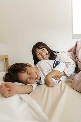 포토 JPG 여자 남자 딸 행복 어린이라이프 아들 어린이 엎드리기 장난 포옹 실내 남매 웃음 소녀 소년 상반신 두명 일상 옆모습 눈감음 화목 이불 한국인 침대 가족라이프 승차 즐거움 여동생 놀기 오빠 어린이만 국내포토 라이프스타일 감정 뷰포인트 가구 컨셉 가족 침구 안기 모션 표정 사람 동양인 내부 라이프 동생 파일형식