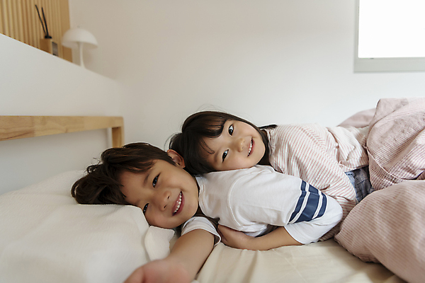 포토 JPG 응시 여자 남자 딸 행복 어린이라이프 아들 어린이 엎드리기 장난 베개 포옹 실내 남매 미소 소녀 소년 상반신 두명 일상 옆모습 화목 이불 한국인 침대 가족라이프 승차 즐거움 여동생 놀기 오빠 어린이만 국내포토 라이프스타일 시선 감정 뷰포인트 가구 컨셉 가족 침구 안기 모션 표정 사람 동양인 내부 라이프 동생 파일형식