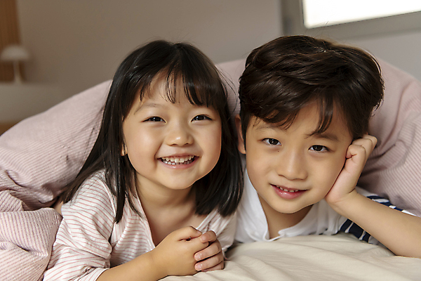 포토 JPG 응시 여자 남자 딸 행복 어린이라이프 아들 어린이 엎드리기 실내 남매 미소 소녀 근접촬영 소년 상반신 두명 일상 앞모습 턱괴기 화목 이불 한국인 침대 가족라이프 여동생 덮기 오빠 어린이만 국내포토 라이프스타일 시선 감정 뷰포인트 가구 컨셉 가족 침구 모션 표정 사람 동양인 내부 라이프 동생 파일형식