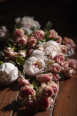 포토 JPG 꽃다발 잎 검은배경 서울 실내 사람없음 장미 어둠 나무탁자 작약 국내포토 식물 꽃 백그라운드 탁자 한국 내부 검은색 파일형식