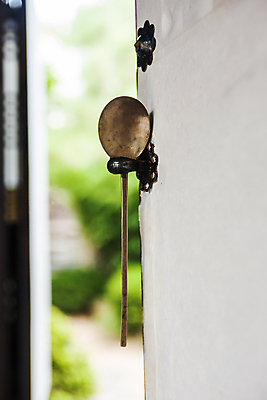 포토 JPG 주간 한옥 근접촬영 사람없음 야외 아웃포커스 숟가락 경상북도 전통문 문고리 창호문 안동 국내포토 자연요소 한국전통 뷰포인트 고건축 촬영기법 수저 문 경상도 파일형식