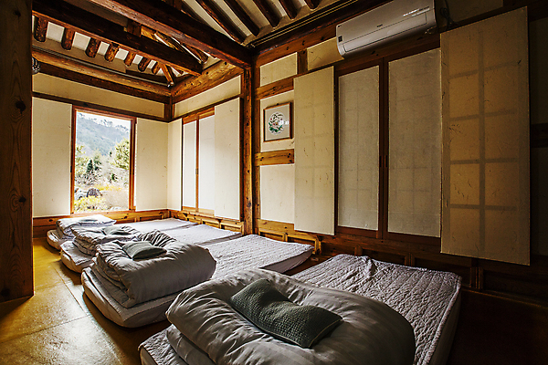 포토 JPG 주간 액자 베개 침구 숙소 한옥 실내 사람없음 이불 에어컨 객실 강원도 창호문 매트리스 영월 온돌방 전통방 국내포토 자연요소 한국전통 고건축 한국 내부 문 방 가전제품 온돌 파일형식