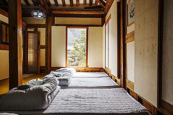 포토 JPG 주간 액자 베개 숙소 전등 한옥 실내 사람없음 이불 객실 강원도 창호문 매트리스 영월 온돌방 전통방 국내포토 자연요소 한국전통 고건축 침구 조명 한국 내부 문 방 온돌 파일형식