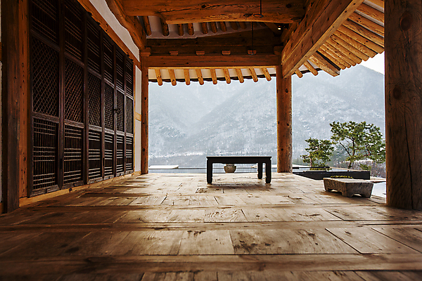 포토 JPG 주간 겨울 탁자 한옥 실내 풍경 사람없음 눈 대청 전라북도 처마 창호문 지붕처마 완주군 국내포토 자연요소 한국전통 계절 가구 고건축 지붕 날씨 내부 문 전라도 파일형식