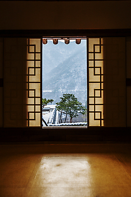 포토 JPG 주간 겨울 한옥 실내 풍경 사람없음 눈 전라북도 처마 창호문 지붕처마 완주군 국내포토 자연요소 한국전통 계절 고건축 지붕 날씨 내부 문 전라도 파일형식