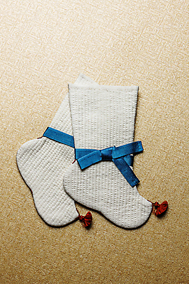 포토 JPG 리본 전통소품 실내 사람없음 하이앵글 경주 경상북도 버선 누빔 갈색배경 국내포토 전통 뷰포인트 백그라운드 양말 내부 갈색 경상도 오브젝트 파일형식