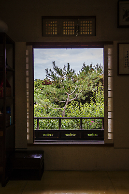 포토 JPG 주간 한옥 실내 풍경 사람없음 시골 소나무 시골집 강원도 전통창문 평창 국내포토 자연요소 나무 한국전통 전통 고건축 창문 주택 한국 내부 파일형식