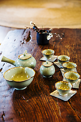 포토 JPG 화분 실내 사람없음 차 찻잔 다기 다도 찻주전자 전라남도 컵받침 꽃가지 나무탁자 보성 국내포토 꽃 음료 탁자 주전자 잔 내부 나뭇가지 예절 전라도 받침대 파일형식