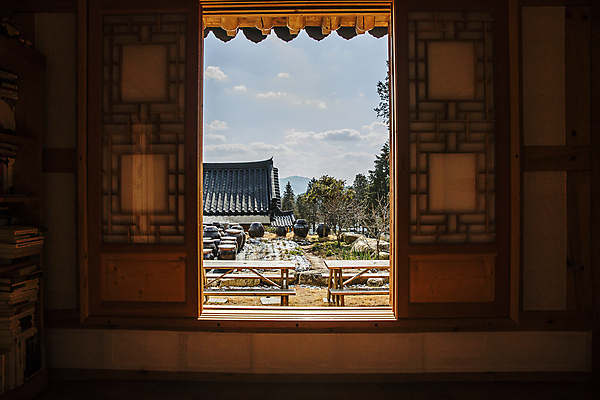 포토 JPG 주간 나무 구름 하늘 한옥 실내 기와집 풍경 사람없음 시골 소나무 항아리 강원도 창호문 평창 국내포토 자연요소 식물 한국전통 고건축 한국 내부 문 도자기 파일형식