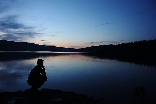 포토 JPG 해외이미지 나무 계절 실루엣 호수 물결 선 자연 하늘 휴식 앉기 사람없음 야외 목재 물 파란색 평화 화목 침묵 황혼 거울 시골 소나무 만 가장자리 숲 땅 손목시계 순수 언덕 윤곽 수평선 해외포토 자연요소 식물 시계 컬러 컨셉 재료 장신구 모션 촬영기법 소리 일몰 둘레 생태계 파일형식 이미지허브