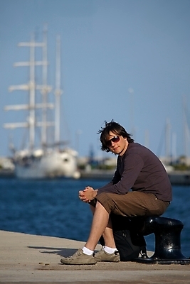 포토 JPG 해외이미지 학생 남자 행복 바다 여행 백그라운드 요트 하늘 바람 날씨 항해 한명 앉기 야외 물 파란색 선글라스 항구 맑음 보트 기다림 도착 선원 돛대 떠남 해외포토 자연요소 1 감정 안경 컬러 배_교통 교통시설 모션 사람 파일형식 이미지허브