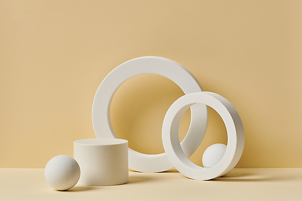 포토 JPG 스튜디오촬영 백그라운드 실내 사람없음 흰색 원형 고리 오브젝트 모던 원기둥 단상 입체도형 포디움 목업 베이지색배경 카피스페이스 국내포토 도형 컬러 내부 공백 무대 입체 베이지색 파일형식