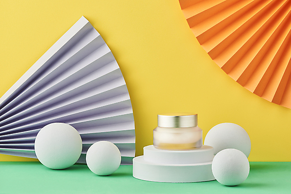 포토 JPG 스튜디오촬영 백그라운드 실내 사람없음 장식 화장품 원형 오브젝트 모던 단상 공병 노란배경 부채모양 입체도형 접기 포디움 목업 카피스페이스 초록배경 국내포토 모양 도형 모션 내부 초록색 뷰티 노란색 공백 무대 입체 병_담는 파일형식