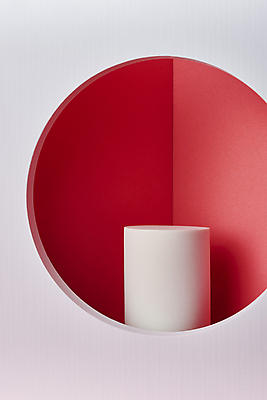 포토 JPG 스튜디오촬영 백그라운드 실내 사람없음 흰색 원형 구멍 오브젝트 모던 원기둥 단상 빨간배경 입체도형 포디움 목업 카피스페이스 국내포토 도형 컬러 내부 빨간색 공백 무대 입체 파일형식