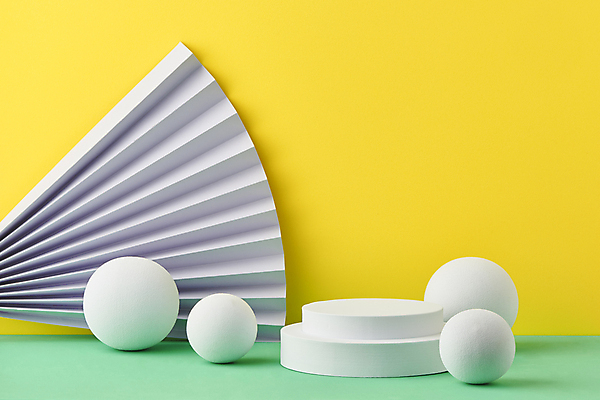 포토 JPG 스튜디오촬영 백그라운드 실내 사람없음 흰색 원형 오브젝트 모던 단상 노란배경 부채모양 입체도형 접기 목업 카피스페이스 초록배경 국내포토 모양 도형 컬러 모션 내부 초록색 노란색 공백 입체 파일형식