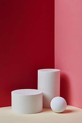 포토 JPG 스튜디오촬영 백그라운드 실내 사람없음 흰색 원형 오브젝트 모던 원기둥 단상 빨간배경 입체도형 포디움 목업 카피스페이스 국내포토 도형 컬러 내부 빨간색 공백 무대 입체 파일형식